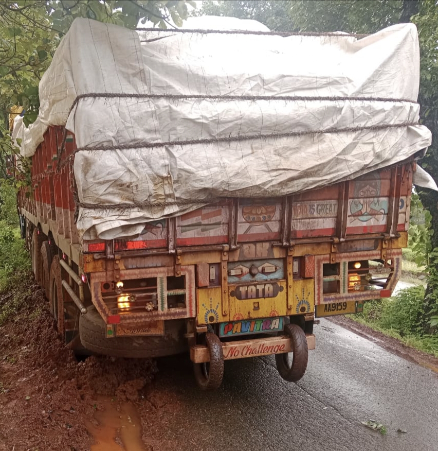 अवजड ट्रक आडवा; खानापूर – जांबोटी रस्ता चार तास ब्लॉक…