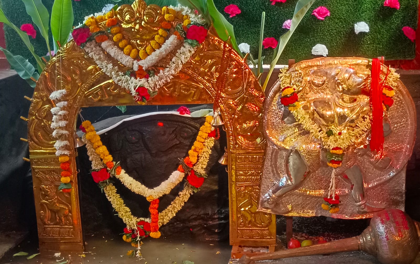 कर्नाटक गोवा आणि महाराष्ट्र राज्यांचे तीर्थस्थान श्री स्वयंभू मारूती तीर्थक्षेत्र….दोनशे वर्षांचा इतिहास ; आज विविध धार्मिक कार्यक्रमांचे आयोजन, देवस्थान कमिटीकडून विकासाची गंगा… श्री स्वयंभू मारूती तीर्थक्षेत्र हब्बनहट्टी (ता. खानापूर) महाशिवरात्र यात्रा विशेष…  विलास कवठणकर: लोकहित न्यूज &nbsp;&nbsp;&nbsp;&nbsp;&nbsp;&nbsp; &nbsp;&nbsp;&nbsp; कर्नाटक गोवा आणि महाराष्ट्र राज्यांचे तीर्थस्थान म्हणून श्री स्वयंभू मारूती हब्बनहट्टी तीर्थक्षेत्राची ओळख आहे.&nbsp;&nbsp; गेल्या पन्नास वर्षांपासून या तीर्थक्षेत्रावर महाशिवरात्र यात्रोत्सव साजरा होतो आहे. यंदाही मोठ्या प्रमाणात लाखों भाविकांच्या संख्येने दोन दिवसाचा महाशिवरात्र उत्सव साजरा होणार असून, देवस्थान कमिटीच्यावतीने विविध धार्मिक कार्यक्रमांचे आयोजन करण्यात आले आहे. त्यानिमित दैनिक कृष्णा एक्स्प्रेसने घेतलेला आढावा…देवस्थानचा इतिहास…&nbsp;&nbsp;&nbsp;&nbsp; खानापूर तालुक्याची गंगा म्हणून ओळखल्या जाणाऱ्या मलप्रभा नदीच्या पात्रात एका दगडाच्या शिळेवर श्री स्वयंभू मारूतीची मूर्ती प्रकट झाली आहे. याला हजारों वर्षांचा इतिहास लाभला आहे. साधारण दोनशे वर्षांपूर्वी येथील परिसर झाडी झुडुपांनी व्यापलेला होता. अशावेळी गुरे चारण्यासाठी आलेल्या एका नागरिकाला नदीमध्ये पाणी पिताना श्री स्वयंभू मारूतीची मूर्ती नजरेस पडली, लागलीच त्याने ही बातमी गावभर पसरली. हब्बनहट्टीच्या गावकऱ्यांनी येऊन पाहताच ही तर मारूतीची मूर्ती असल्याचे स्पष्ट झाले. त्यानंतर हब्बनहट्टीसह लगतच्या गावकऱ्यांची&nbsp; मिळून समिती स्थापन करण्यात आली. त्यांच्या माध्यमातून पहिल्यांदा मूर्तीकडे जाण्यासाठी रस्ता तयार करण्यात आला. त्यानंतर लगतच्या 25 गावची कमिटी स्थापन करून देवस्थान विकासाला चालना देण्यात आली. यासाठी हब्बनहट्टी, जांबोटी, देवाचीहट्टी, बैलूर, किणये, कालमणी, ओलमणीसह लगतच्या गावकऱ्यांचे सहकार्य लाभले आहे. यात हब्बनहट्टी गावचे विशेष योगदान राहिले आहे. देवस्थानला जाण्यासाठी मार्ग कसे…&nbsp;&nbsp;&nbsp;&nbsp;&nbsp; बेळगांवपासून 30 किलो मीटर, खानापूरपासून 25 तर जांबोटीपासून&nbsp; अवघ्या पाच किलो मीटर अंतरावर हे देवस्थान आहे. येथे येण्यासाठी बेळगांव -बैलूर, बेळगुंदी बैलूर, बेळगांव जांबोटी -हब्बनहट्टी , गोव्याहून -कणकुंबी व्हाया जांबोटी या मार्गाने पोहचू शकता.देवस्थान कमिटीकडून विकासाची गंगा….&nbsp;&nbsp;&nbsp;&nbsp; हब्बनहट्टीसह जांबोटी, आमटे, कलमणी, ओलमणी, देवाचीहट्टी बैलूर, किणये, मोदेकोपसह एकूण पंचवीस गावची कमिटी स्थापन करण्यात आली असून, त्यांच्यामार्फत आतापर्यंत येथील विकास साधण्यात आला आहे. अलिकडच्या वीस वर्षात मोठ्या प्रमाणात देणगी आणि शासकीय निधी उपलब्ध झाला असून, त्याचा देवस्थान कमिटीने उत्तमरित्या विनियोग केला आहे. अलीकडे राज्याच्या बालकल्याण मंत्री लक्ष्मी हेब्बाबळकर , विधान परिषद सदस्य चन्नराज हट्टीहोळी यांच्या प्रयत्नातून नुकताच दीड कोटींचा निधी उपलब्ध झाला असून , त्याचा विनियोग देवस्थान कमिटीकडून लावण्यात येईल. याआधी शासनाकडून कळसा भांडूरा उपलब्ध झालेल्या योजनेतून 50 लाखाच्या निधीतून मोठा हॉल उभारण्यात आला आहे. विधान परिषद सदस्य लखन जारकीहोळी यांच्या फंडातून कार्यालयासमोरील सभा मंडप उभारण्यात आला आहे. याआधी खासदार फंडातून हॉल, देणगीदारांच्या देणगीतून सुसज्ज असे कमिटी कार्यालय उभारण्यात आले आहे. जांबोटीचे अरुण महाराज कणगुटकर यांच्या यानी स्वयंभू मारूती मंदिरासमोर श्री राम लक्ष्मण आणि सीतामाईच्या मुर्त्या दिल्या. मारुती मंदिरासमोरच श्री शंभू महादेवाचे मंदिर जीर्णोद्धार करण्यात आले आहे. तसेच मारुती मंदिरासमोरिल सभा मंडप हब्बनहट्टी ग्रामस्थांच्यावतीने उभारण्यात आला आहे. तीर्थस्थळावर अनेक देवतांची मंदिरे…&nbsp;&nbsp;&nbsp; श्री स्वयंभू मारूती मंदिरासह भगवान शिवशंकर , श्री विठ्ठल रखुमाई, पूर्वी सध्याच्या कमिटी कार्यालयाच्या ठिकाणी प्रसिद्ध मठात मठाधिशांचा यज्ञ होता , त्यांना एक ऐतिहासिक धार्मिक महत्व प्राप्त झाले आहे. पावसामध्ये मुख्य मारुती मंदिराचे दर्शन पायऱ्यावरुनच..&nbsp;&nbsp; पावसाळ्यामध्ये साधारण जून जुलै ते ऑगस्ट दरम्यान श्री स्वयंभू मारूतीची मूर्ती आणि मंदिरही मलप्रभा नदीच्या पाण्याखाली असते. त्यामुळे भाविकांना पायऱ्यांवरून किंवा मठासमोर ठेवलेल्या मारुतीच्या फोटोचे दर्शन घेऊन परतावे लागते. अलिकडच्या काळात सेवा बजावलेले अध्यक्ष आणि सचिव..&nbsp;&nbsp;&nbsp;&nbsp; श्री. पांडुरंग शा. गावडे ( हब्बनहट्टी), श्री.सखाराम खा. धुरी (देवाचीहट्टी ), श्री.हणमंत तु.साबळे (ओलमणी), श्री.जयराम देसाई (जांबोटी), यांनी अध्यक्ष म्हणून सेवा बजावली असून सध्या श्री.लक्ष्मण कसर्लेकर हे अध्यक्ष म्हणून कार्यरत आहेत. तर सेक्रेटरी म्हणून श्री .एस. जी. शिंदे (खानापूर), श्री.नेताजी घाडी (हब्बनहट्टी), श्री.गंगाराम गावडे (हब्बनहट्टी), श्री सुनिल ग. चिगुळकर (कालमणी), श्री.कुशकुमार देसाई (वडगाव,बेळगांव), श्री .सुनिल चिगुळकर (कालमणी), यांनी सेवा उत्तमरित्या सेवा बजावली आहे तर श्री संतोष कदम यांनी सध्या सेक्रेटरी म्हणून कार्यरत आहेत.