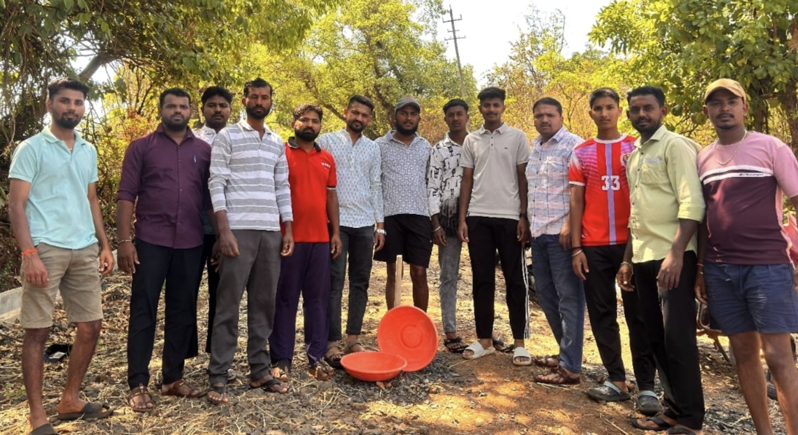 कॉन्ट्रॅक्टर अर्धवट काम सोडून पळाला; नागरिकांवर खड्डे भरण्याची वेळ!