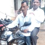 तहसीलदार दुण्डप्पा कोमार चक्क दुचाकीवरून ‘कार्यालयात’….